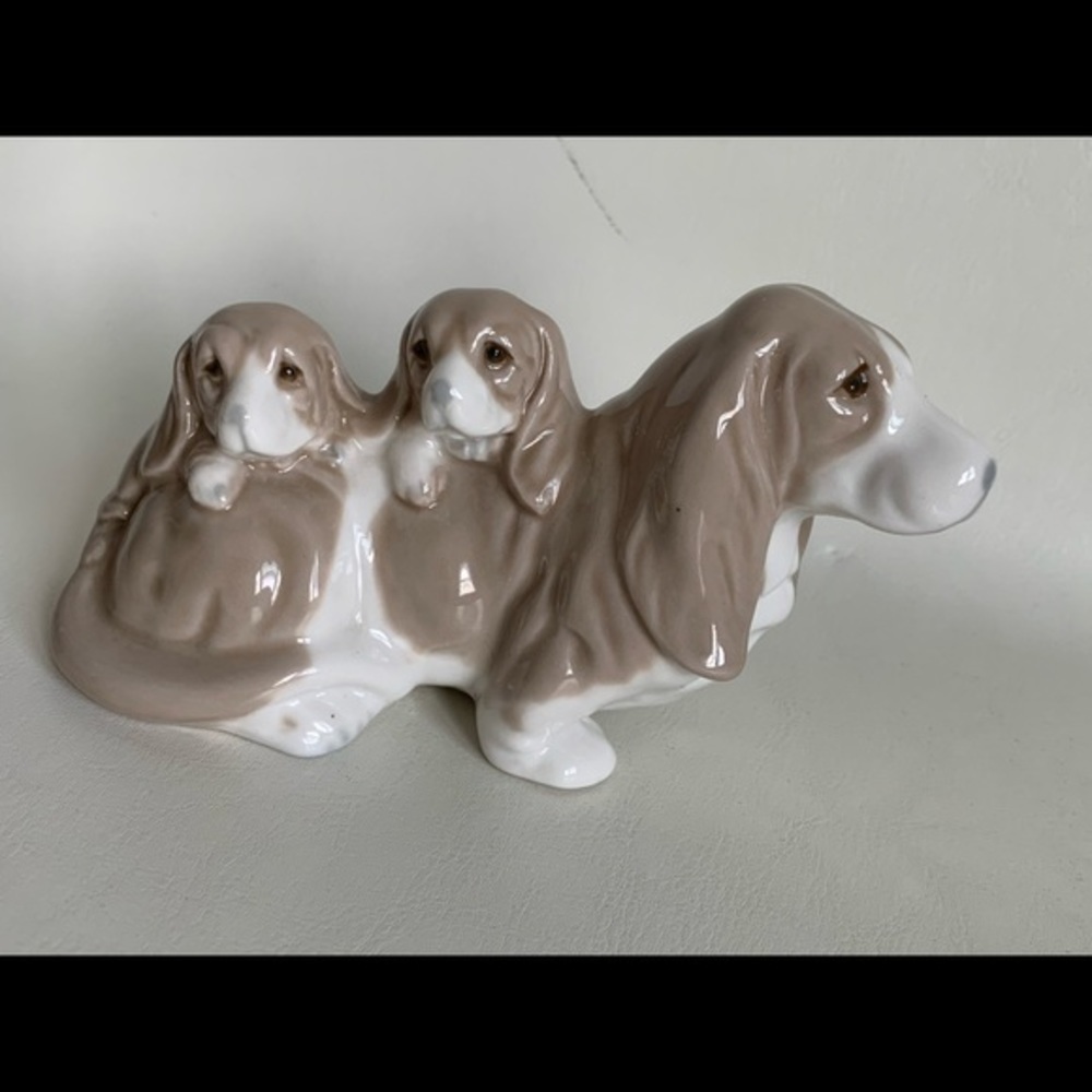 Hech en Ceramic Basset Hound Figurine